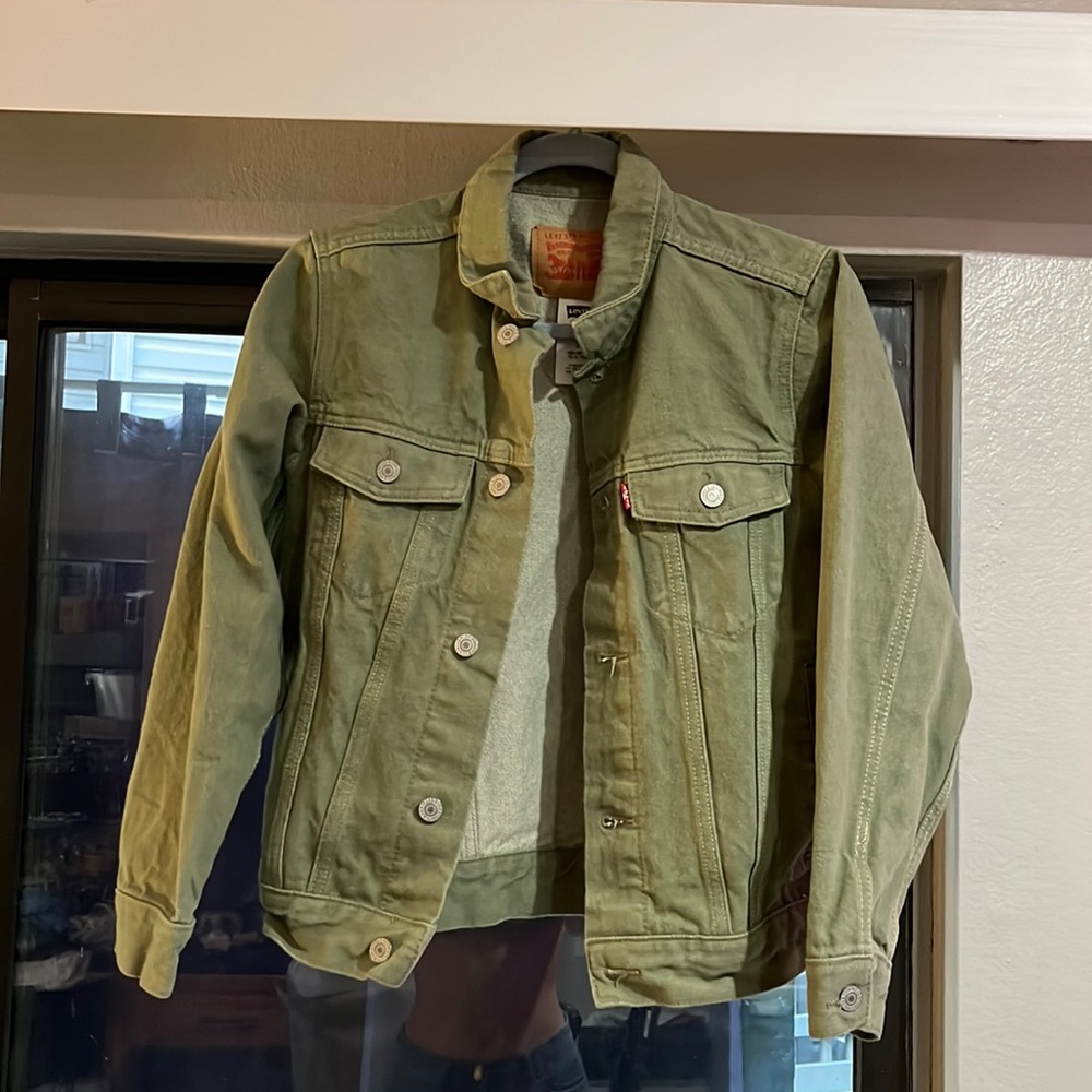 Levi’s Green Jacket ✨🍃